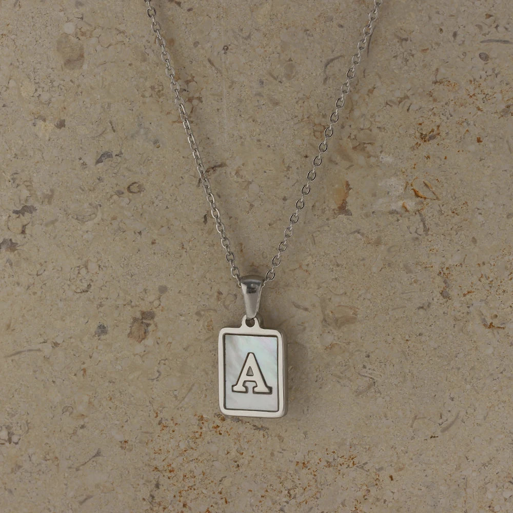 E.B.belle – collier minimaliste en nacre pour femmes, en acier inoxydable, sans ternissement, avec lettres plaquées or