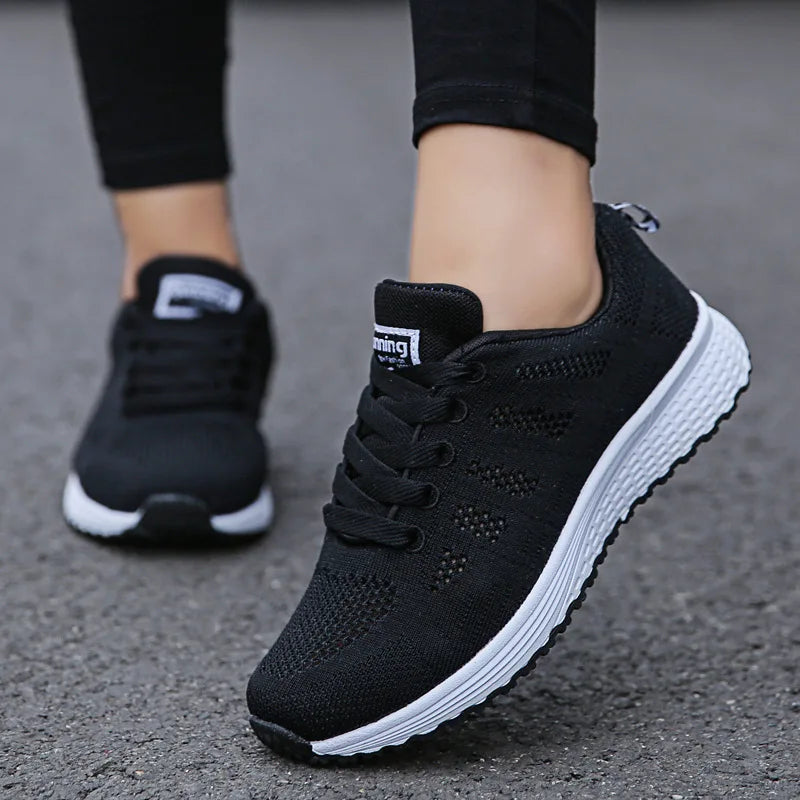 Baskets plates en maille pour femmes, chaussures vulcanisées, blanches, décontractées, respirantes, pour la marche et la Gym, 2021