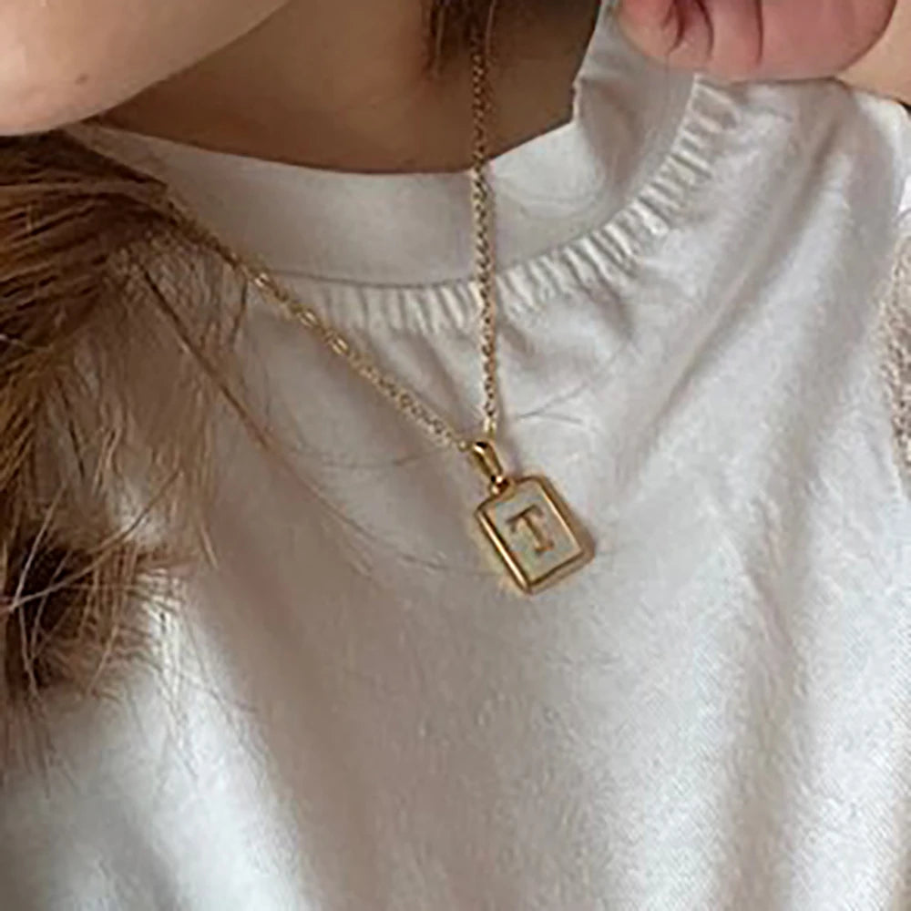E.B.belle – collier minimaliste en nacre pour femmes, en acier inoxydable, sans ternissement, avec lettres plaquées or
