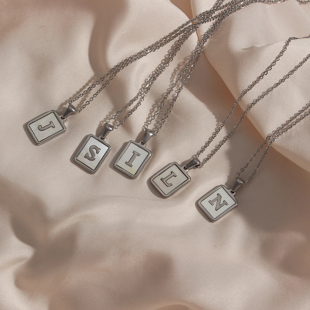 E.B.belle – collier minimaliste en nacre pour femmes, en acier inoxydable, sans ternissement, avec lettres plaquées or