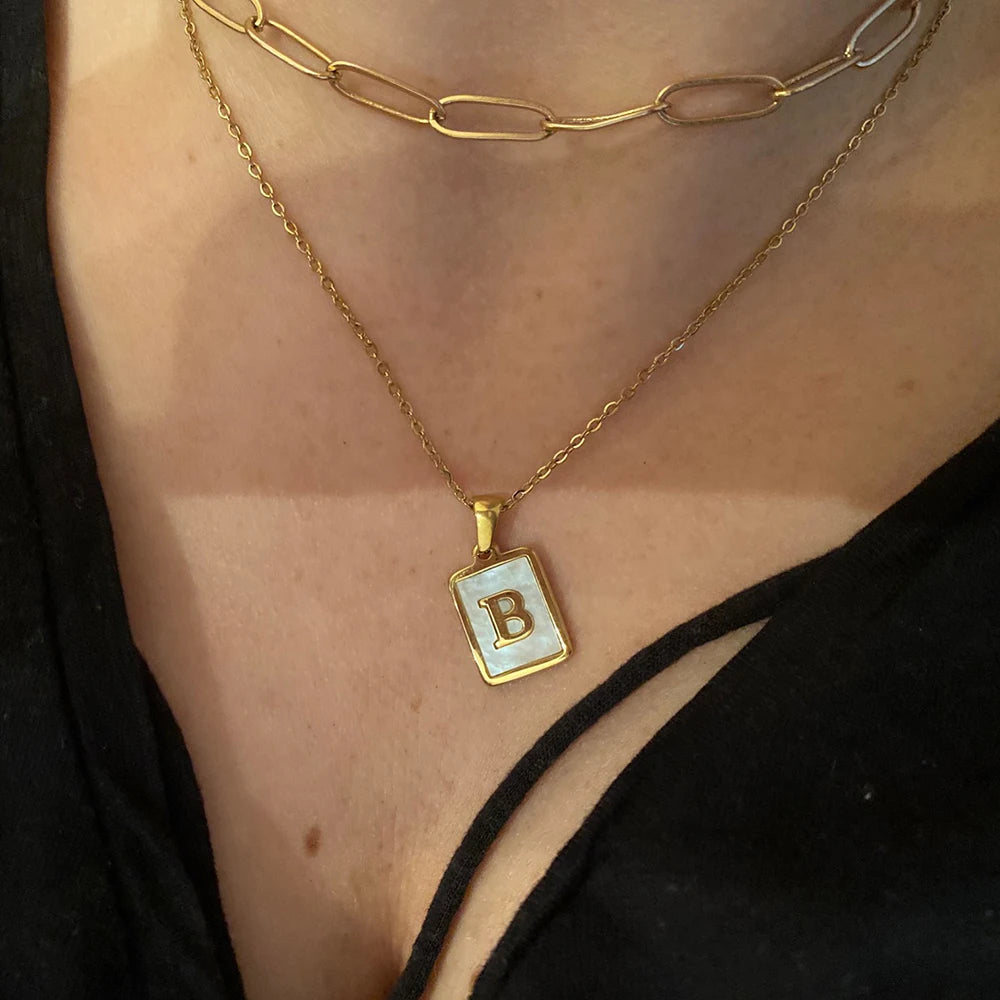 E.B.belle – collier minimaliste en nacre pour femmes, en acier inoxydable, sans ternissement, avec lettres plaquées or