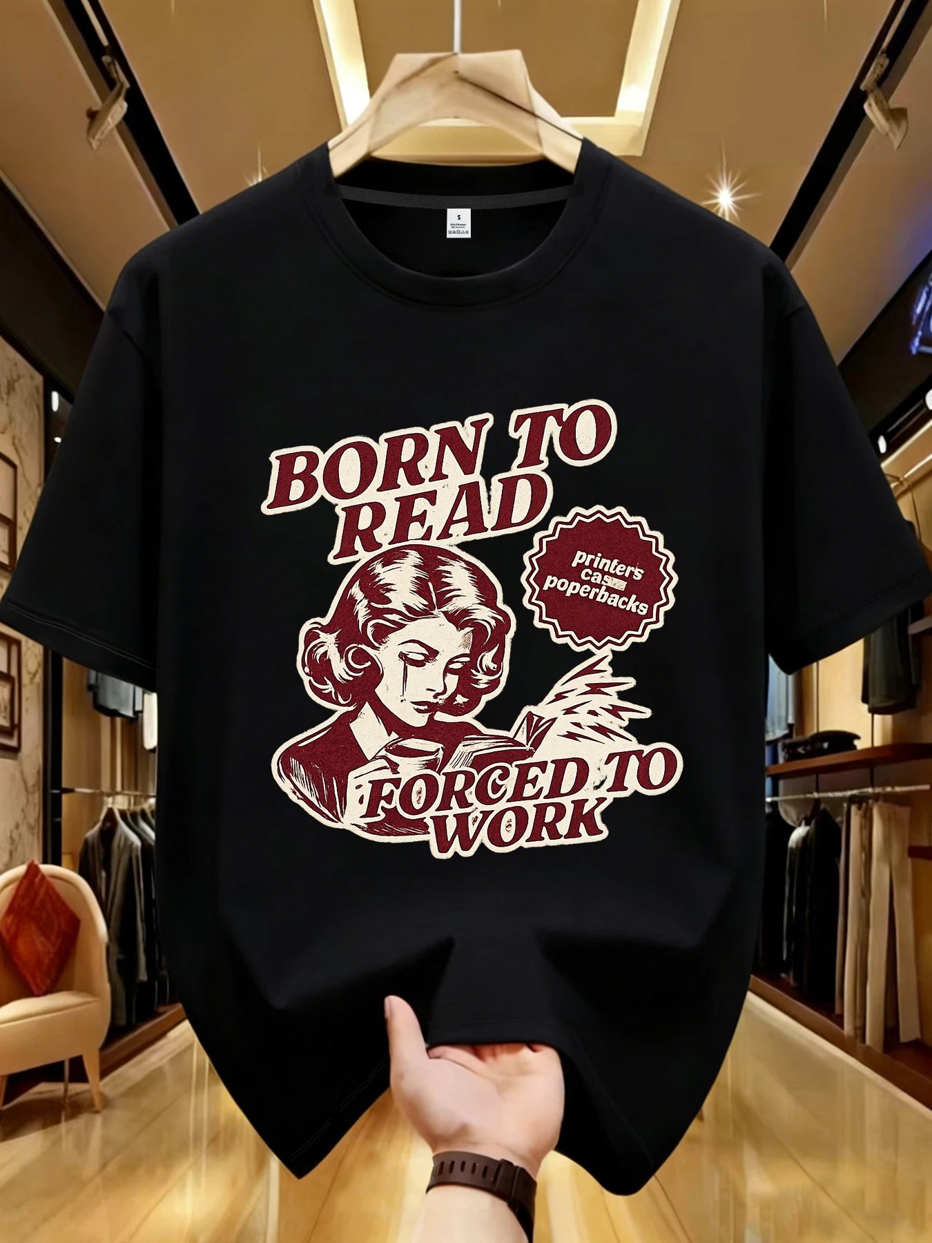 T-shirt pour femme avec un design amusant sur le thème des livres, parfait pour ceux qui sont contraints de travailler - Haut décontracté. T-shirts graphiques, streetwear d'été.
