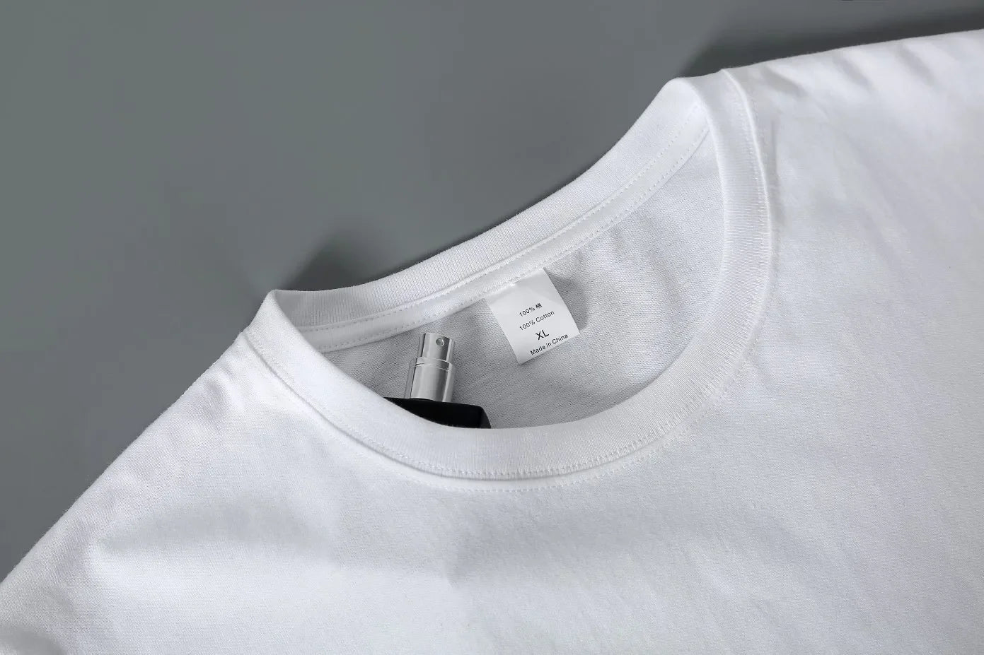 T-shirt pour femme avec un design amusant sur le thème des livres, parfait pour ceux qui sont contraints de travailler - Haut décontracté. T-shirts graphiques, streetwear d'été.