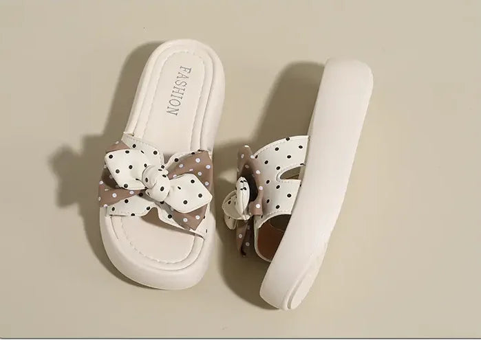 Nouvelles chaussures pour femmes 2026, style français haut de gamme, pantoufles d'extérieur antidérapantes, sandales d'été à semelle souple