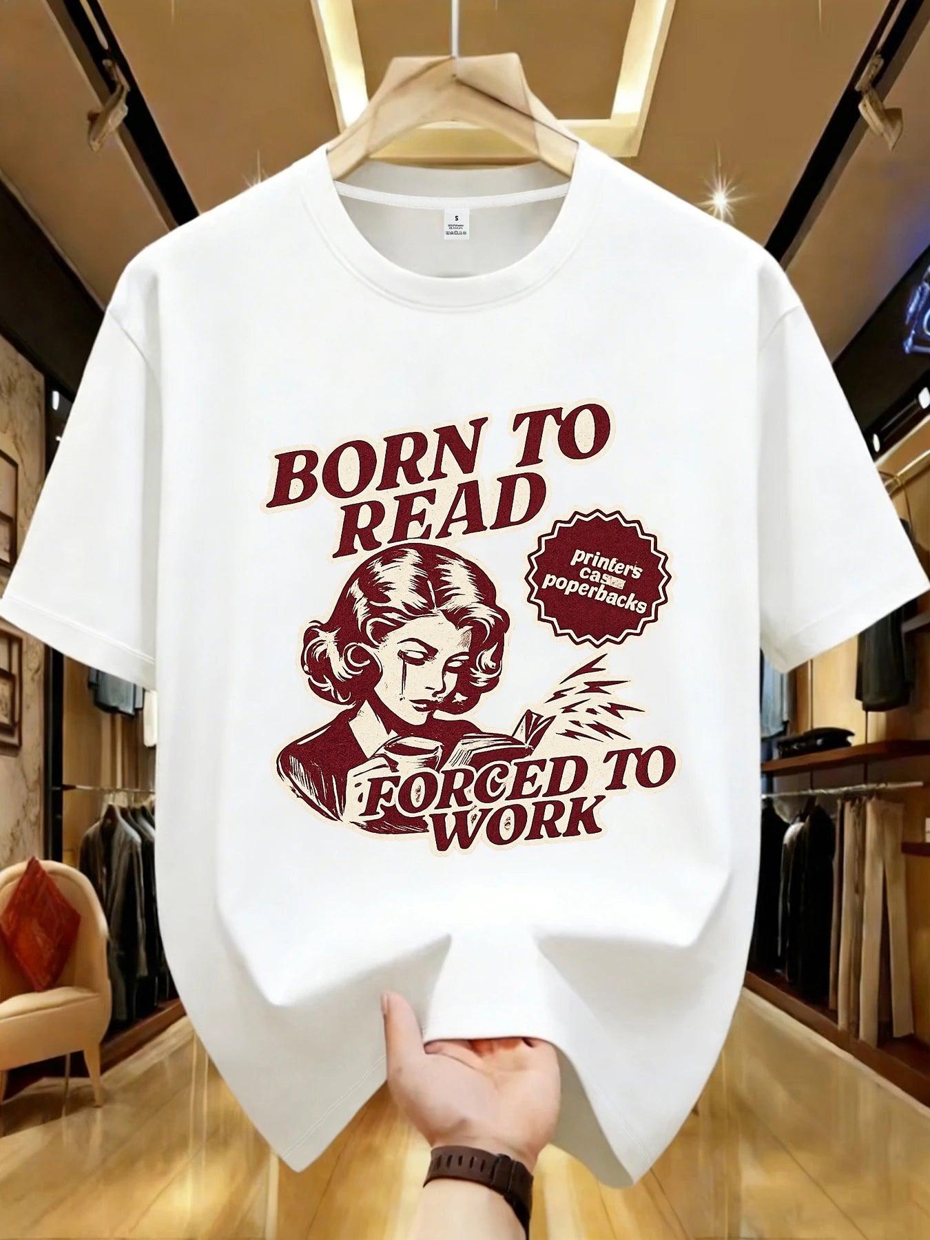 T-shirt pour femme avec un design amusant sur le thème des livres, parfait pour ceux qui sont contraints de travailler - Haut décontracté. T-shirts graphiques, streetwear d'été.