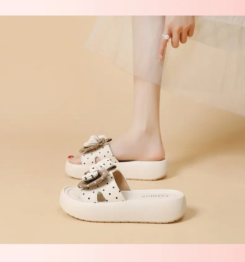 Nouvelles chaussures pour femmes 2026, style français haut de gamme, pantoufles d'extérieur antidérapantes, sandales d'été à semelle souple