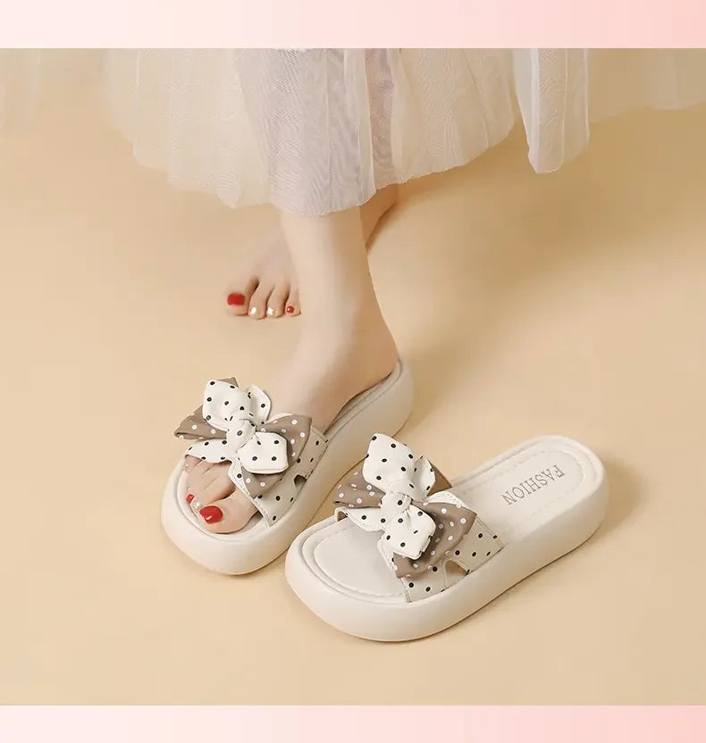 Nouvelles chaussures pour femmes 2026, style français haut de gamme, pantoufles d'extérieur antidérapantes, sandales d'été à semelle souple