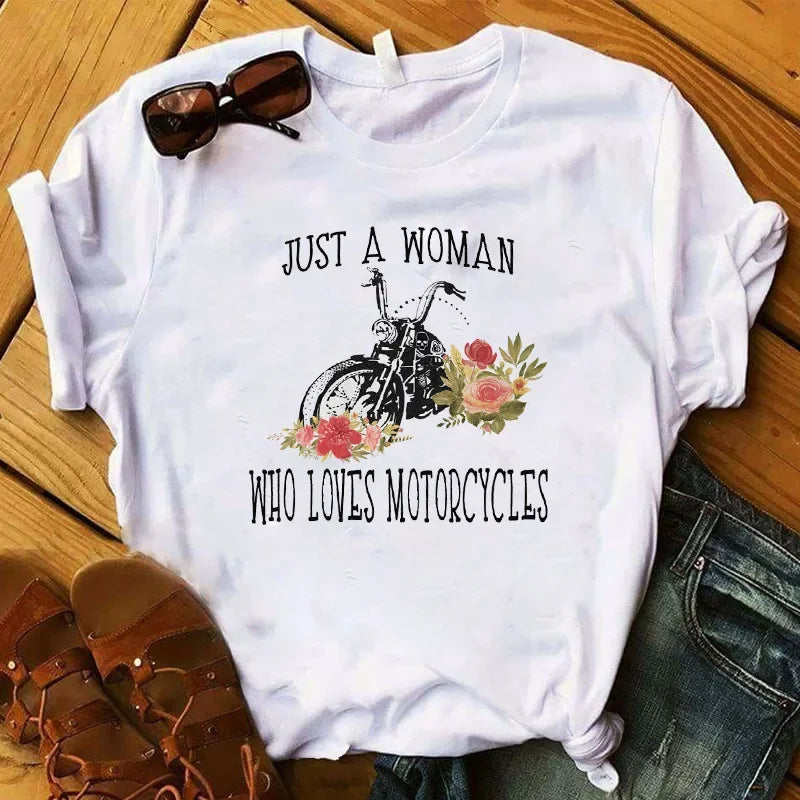 T-shirt imprimé Just A Women Who Loves Hurcycles, T-shirt graphique pour femme, vêtements féminins, haut à la mode