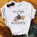 T-shirt imprimé Just A Women Who Loves Hurcycles, T-shirt graphique pour femme, vêtements féminins, haut à la mode