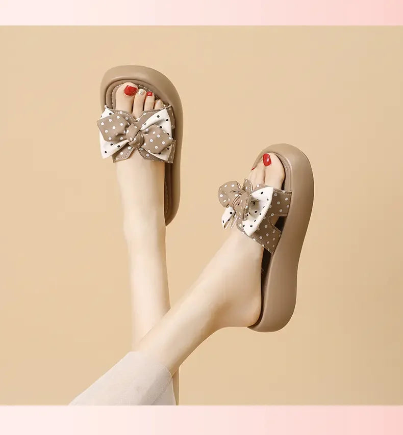 Nouvelles chaussures pour femmes 2026, style français haut de gamme, pantoufles d'extérieur antidérapantes, sandales d'été à semelle souple