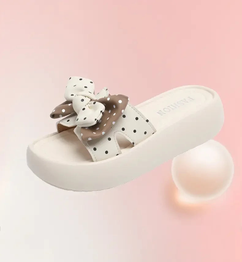 Nouvelles chaussures pour femmes 2026, style français haut de gamme, pantoufles d'extérieur antidérapantes, sandales d'été à semelle souple