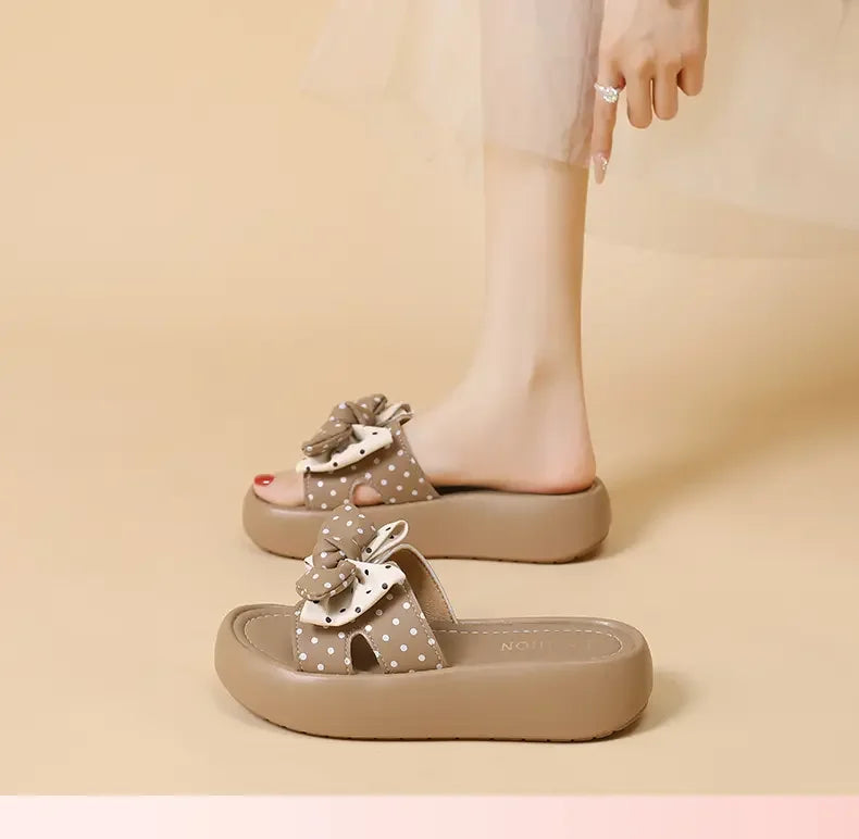 Nouvelles chaussures pour femmes 2026, style français haut de gamme, pantoufles d'extérieur antidérapantes, sandales d'été à semelle souple