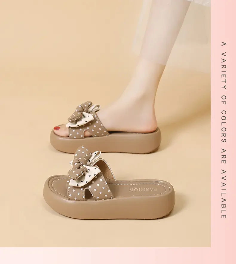 Nouvelles chaussures pour femmes 2026, style français haut de gamme, pantoufles d'extérieur antidérapantes, sandales d'été à semelle souple