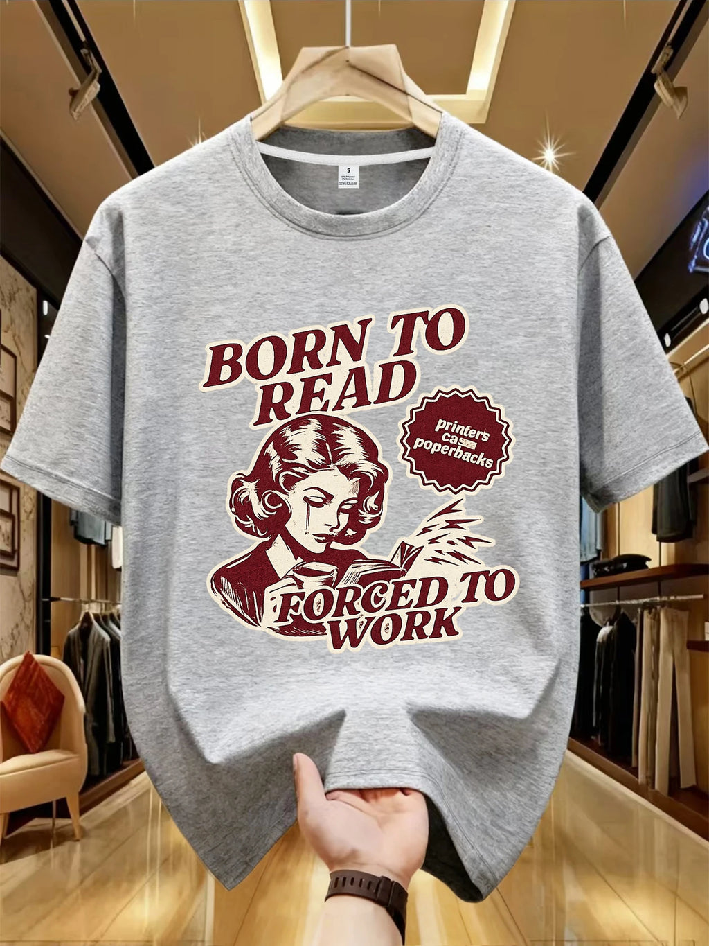 T-shirt pour femme avec un design amusant sur le thème des livres, parfait pour ceux qui sont contraints de travailler - Haut décontracté. T-shirts graphiques, streetwear d'été.